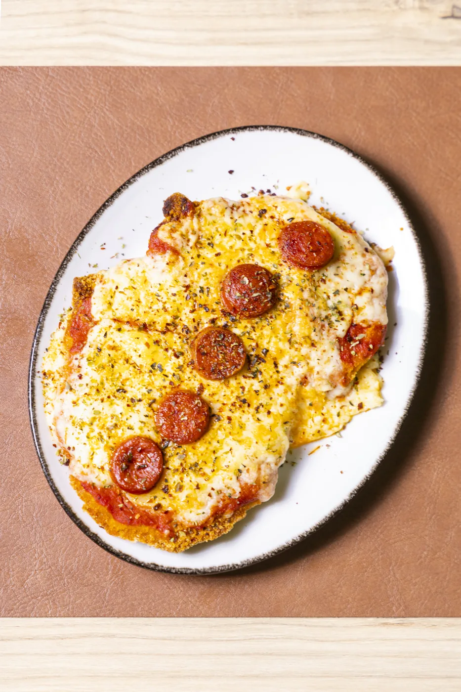 Milanesa Diabola de MILA con chorizo picante, pomarola y mix de quesos